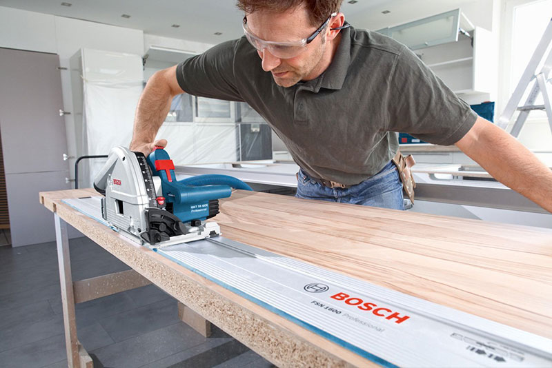 Holzplatte sägen mit der Bosch Professional Tauchsäge